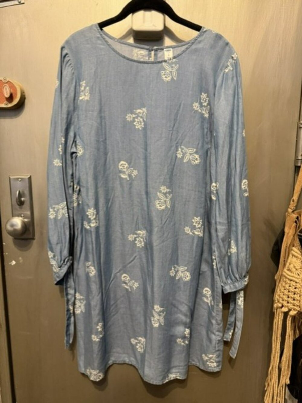 Blue chambray Old Navy white floral print shift mini dress and tie-detail sleeve - Picture 2 of 16